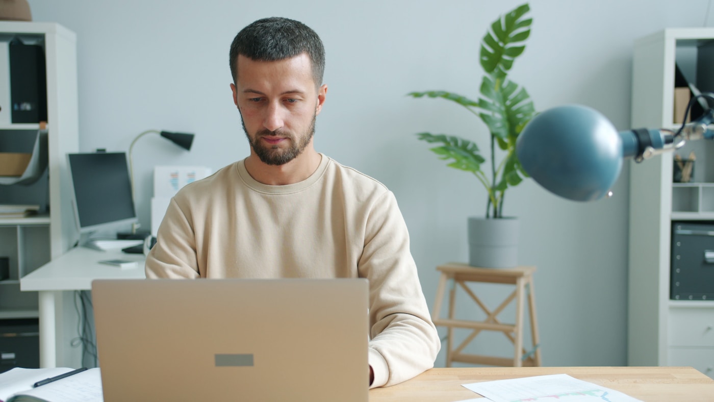 arbeit am laptop