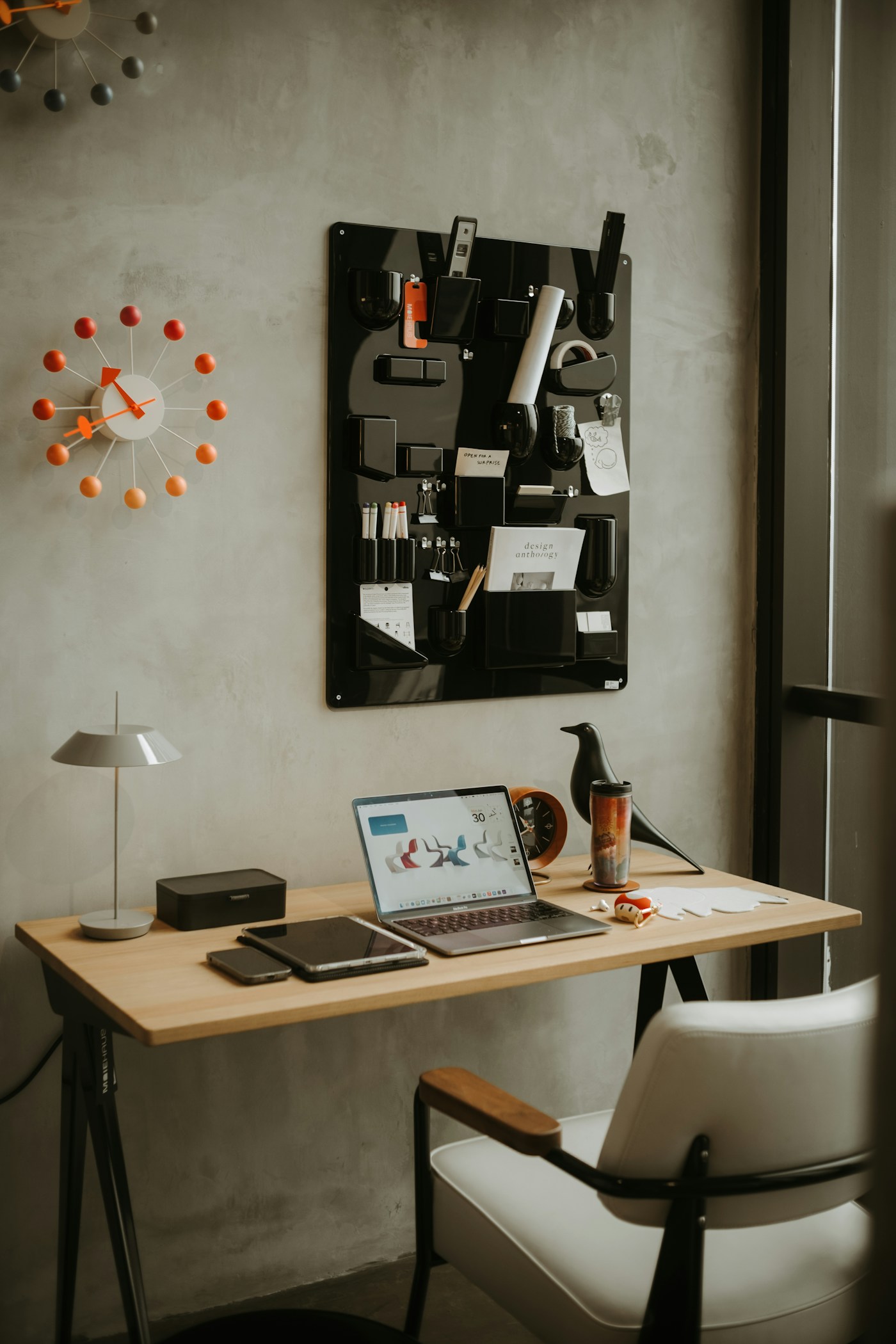 organisierter schreibtisch mit laptop