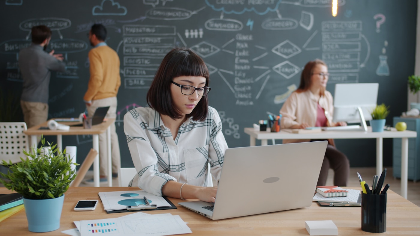 team im modernen arbeitsraum