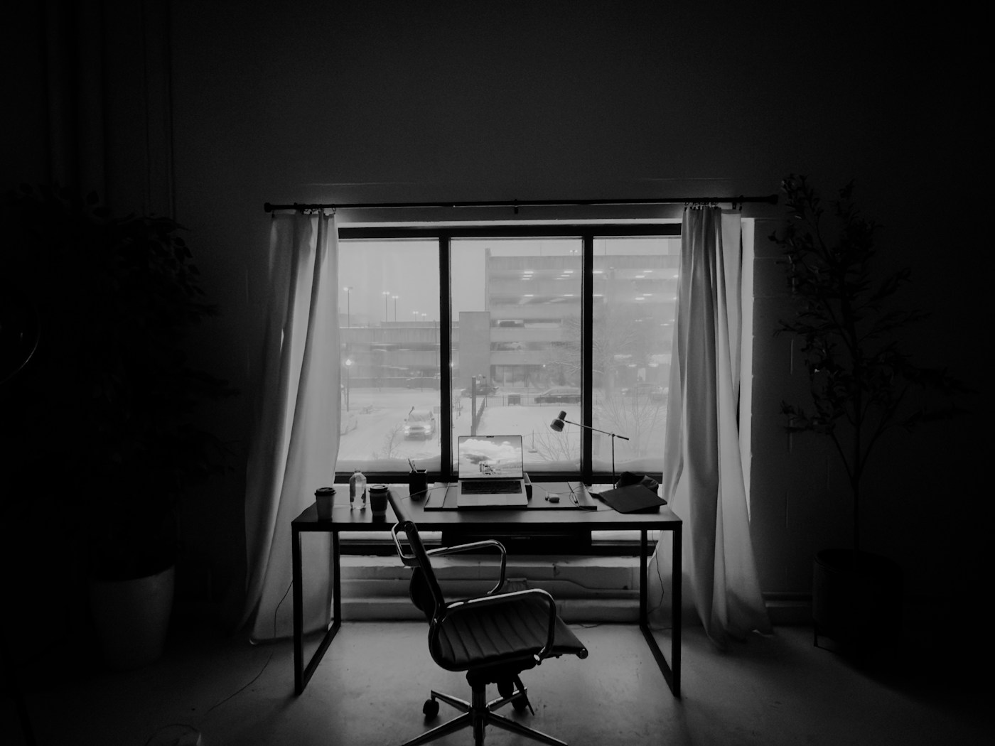 ruhiger schreibtisch am fenster